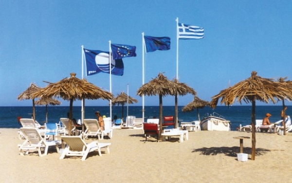 Εκεί να κάνετε μπάνιο! Δείτε τη λίστα με τις 430 βραβευμένες ελληνικές ακτές με τη «γαλάζια σημαία»